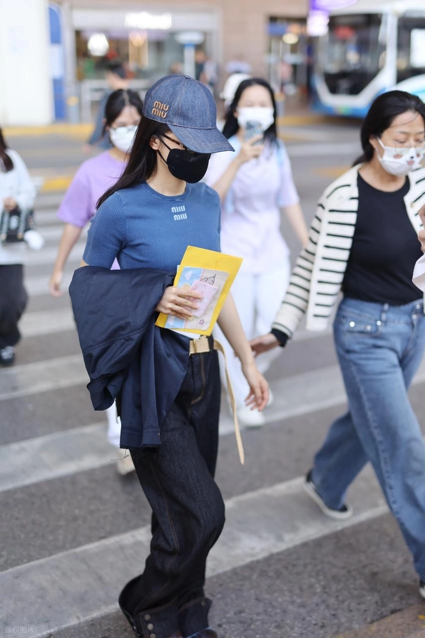 赵今麦ins更新 ​​​海边泳装照：青春与美的新注解