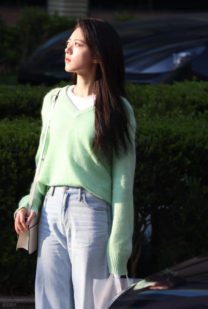 赵今麦ins更新 ​​​海边泳装照：青春与美的新注解