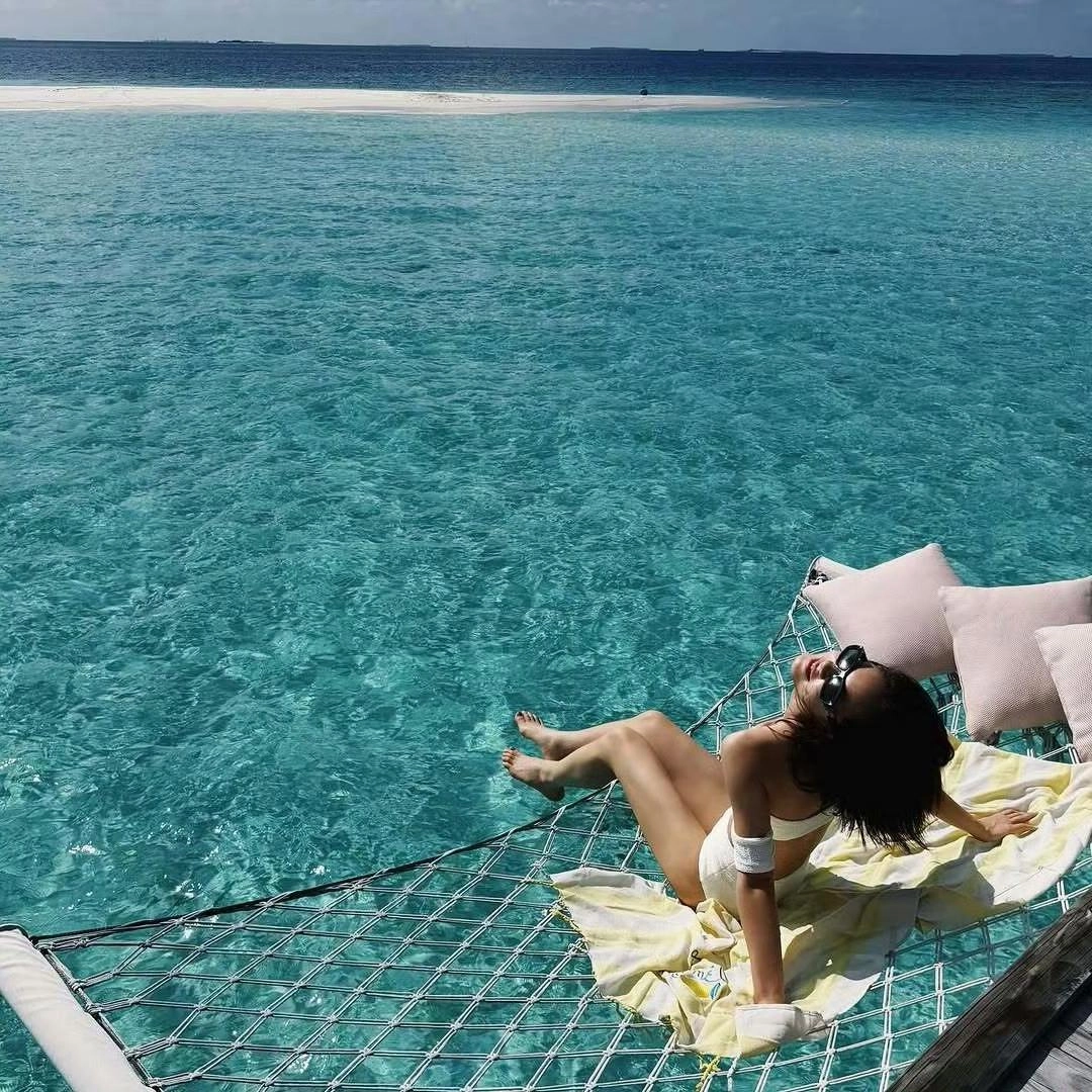 赵今麦ins更新 ​​​海边泳装照：青春与美的新注解