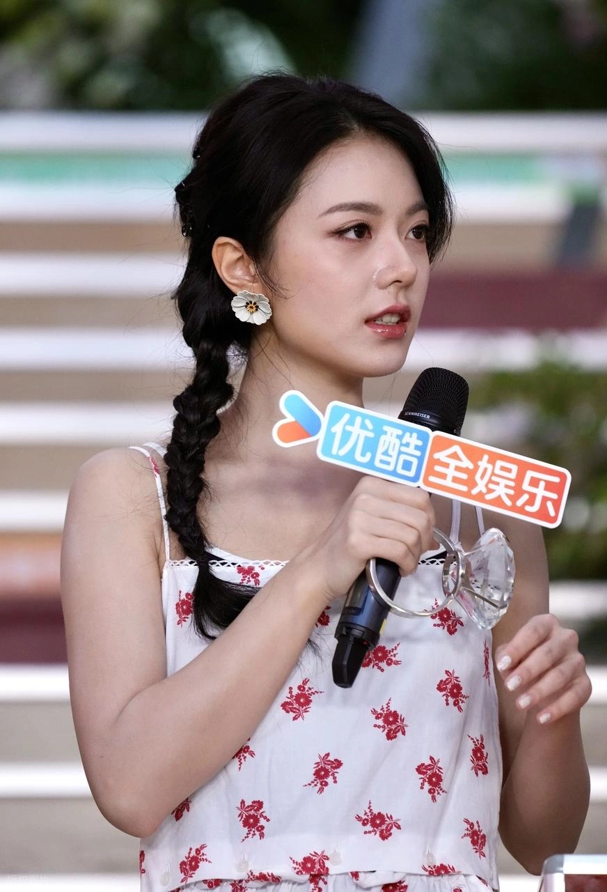 赵今麦ins更新 ​​​海边泳装照：青春与美的新注解