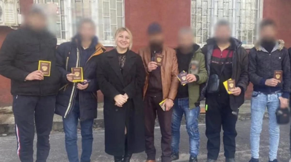 俄罗斯前女教师被控引诱外国人替俄而战，若有人违抗便烧毁其护照 - 万事屋 | 生活·动漫·娱乐综合社区-银魂同好聚集地