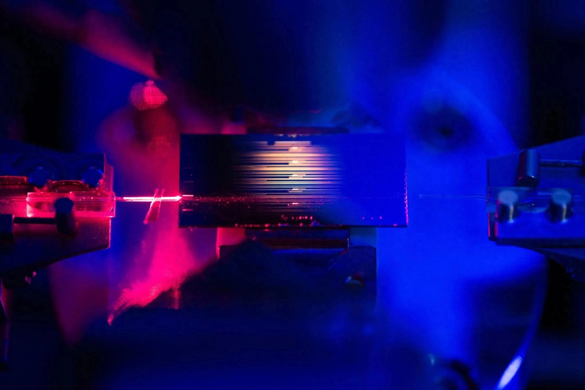 指尖大小光学放大器将光信号增强百倍 斯坦福团队实现低功耗高带宽突破 - 万事屋 | 生活·动漫·娱乐综合社区-银魂同好聚集地