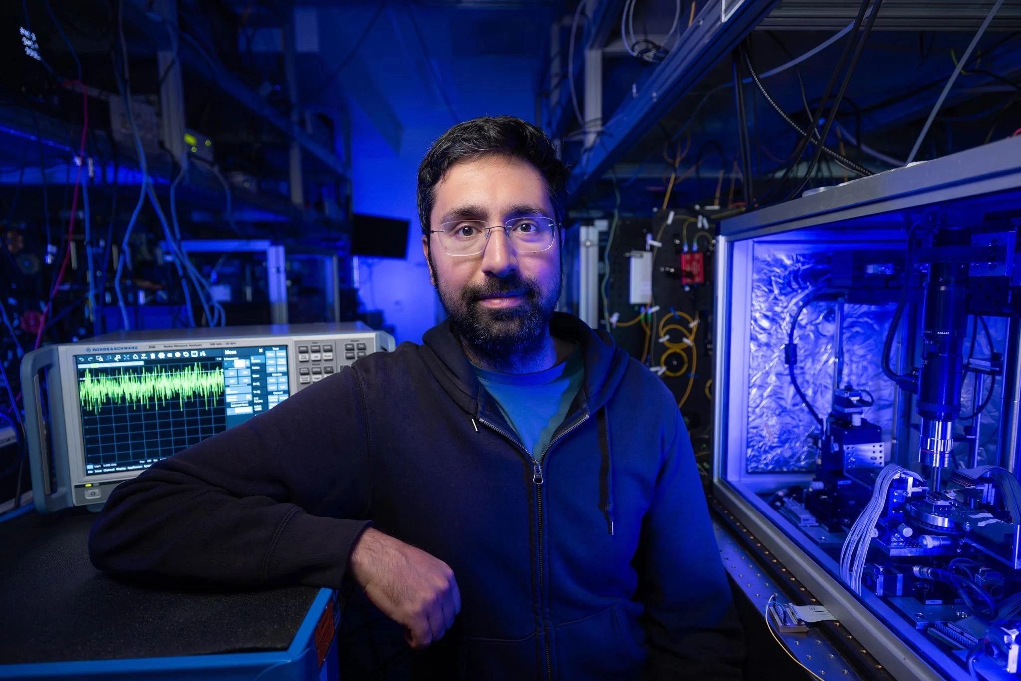 指尖大小光学放大器将光信号增强百倍 斯坦福团队实现低功耗高带宽突破