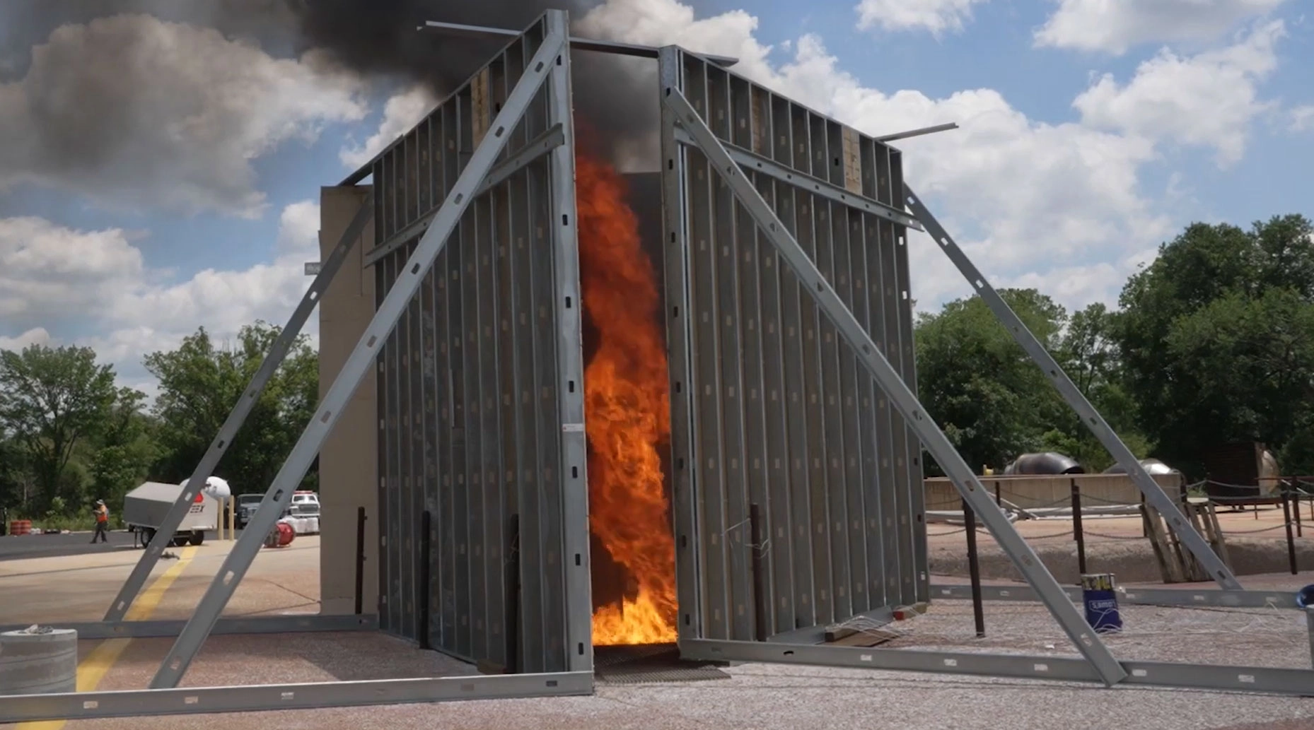 人造可控巨型“火龙卷”有望成海上溢油治理新利器