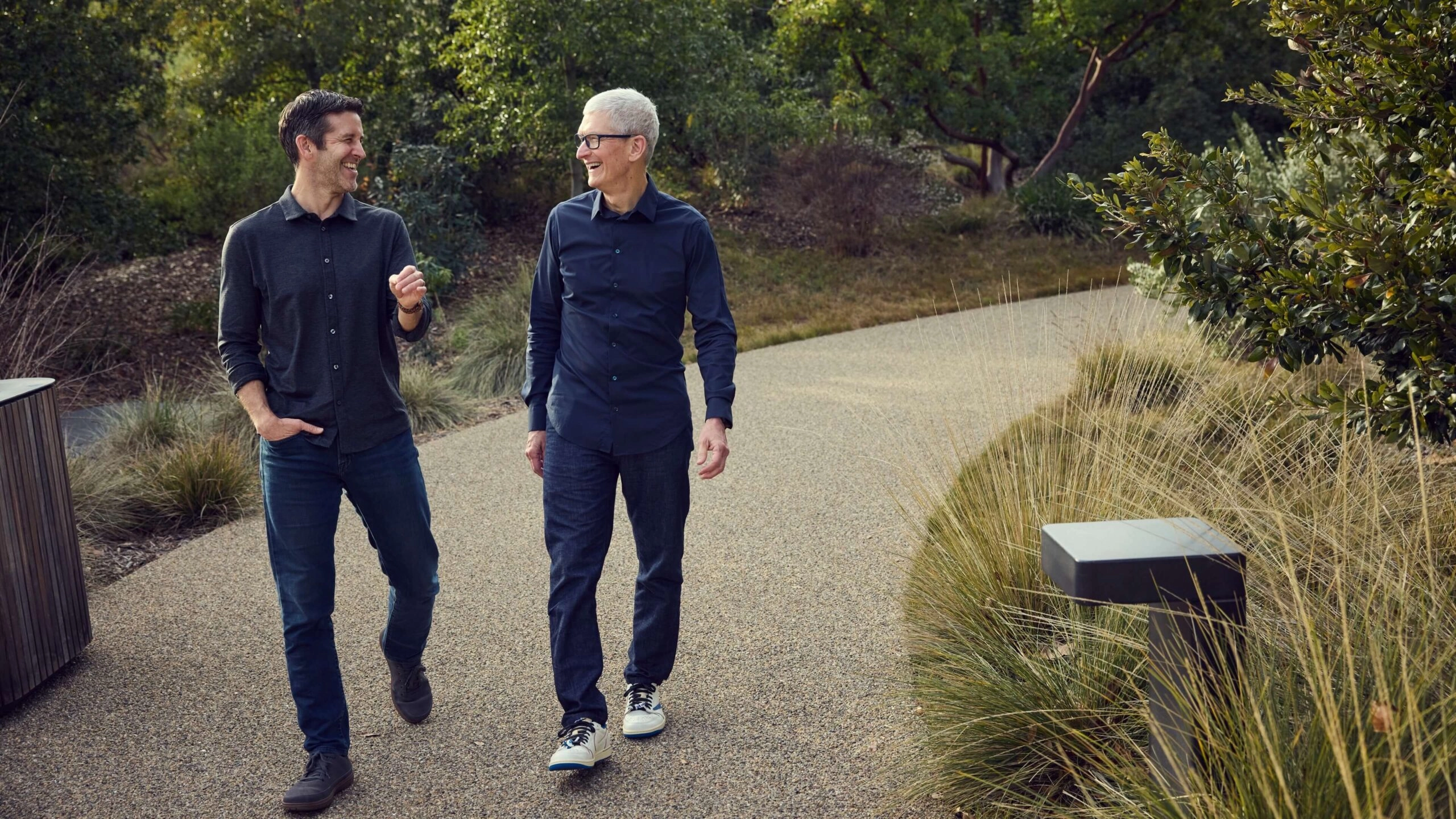 Tim Cook 卸任苹果 CEO， John Ternus 接棒 - 万事屋