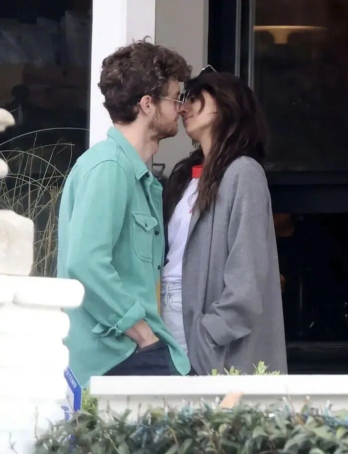 《黑袍纠察队》演员休伊和 “爆头女” 完婚！！oi 侠到场祝贺！