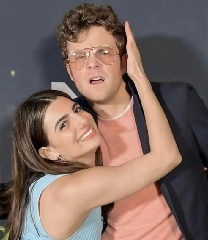 《黑袍纠察队》演员休伊和 “爆头女” 完婚！！oi 侠到场祝贺！