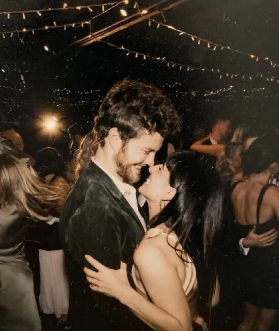 《黑袍纠察队》演员休伊和 “爆头女” 完婚！！oi 侠到场祝贺！