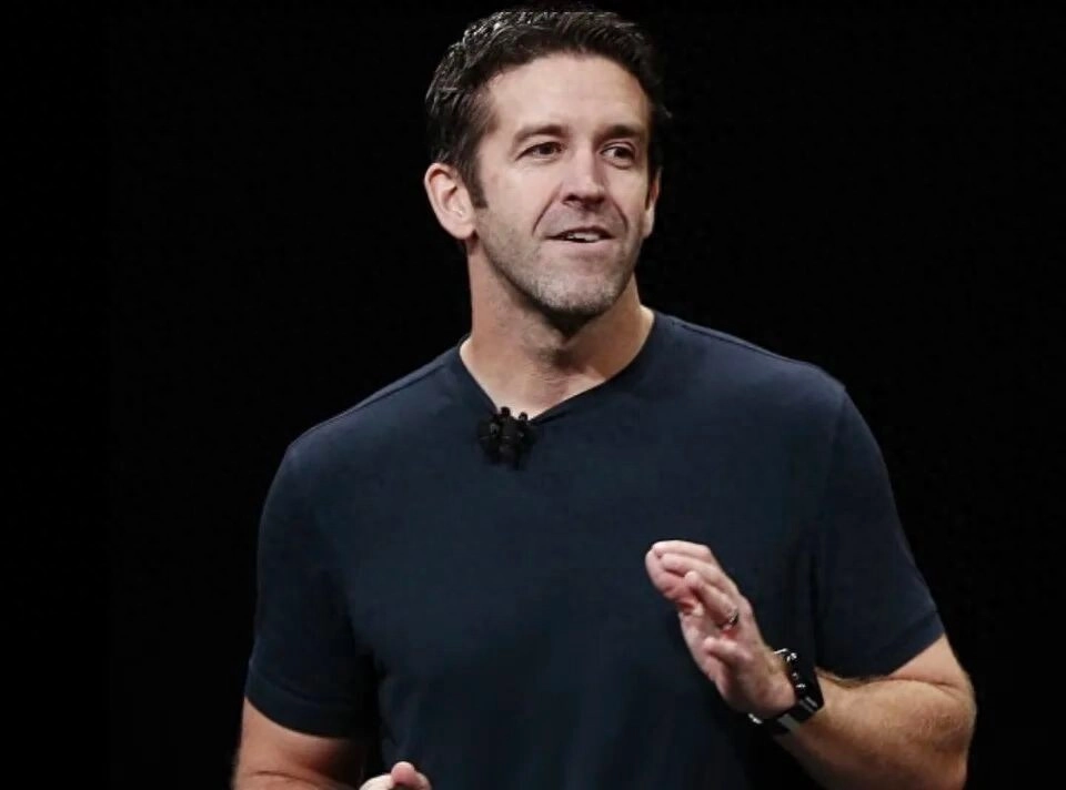 库克亮相苹果员工大会，称身体健康并计划长期担任执行董事长，回应卸任苹果CEO：希望实现“史上最佳的过渡” - 万事屋