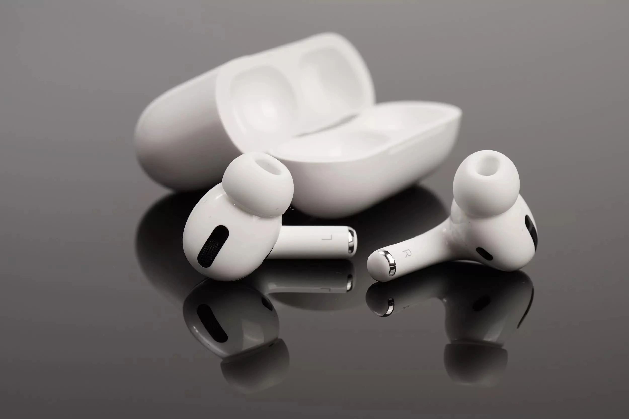 网传苹果正研发全息显示的iPhone、AI挂件和配备AI摄像头的AirPods Pro