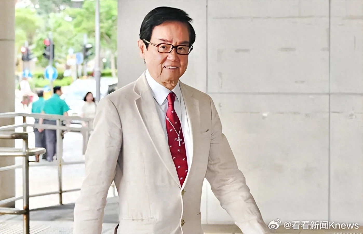 香港艺人黄百鸣涉内幕交易罪名成立，曾套现5亿港元离场 - 万事屋