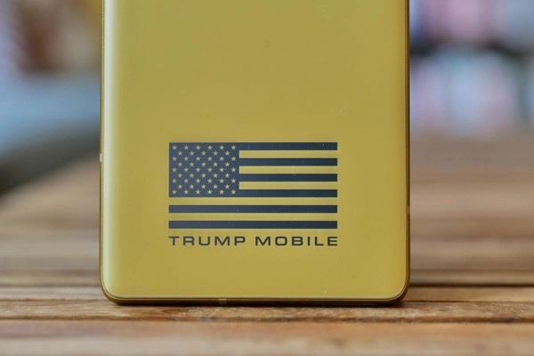 T1 Trump Phone正式发货 金色外观配后置三摄