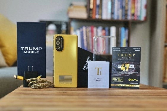 T1 Trump Phone正式发货 金色外观配后置三摄 - 万事屋