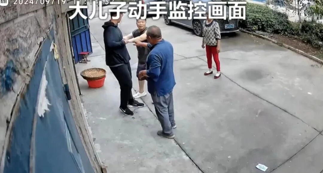 男子怀疑结婚22年两儿子非亲生！起诉前妻，讨回赠予“大儿子”的2套房产，前妻庭上不承认出轨