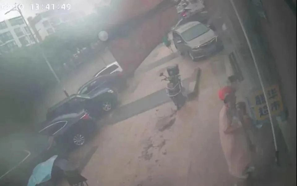 上海一女外卖员送餐时突遇暴雨，半路把16个月的宝宝临时托给街边超市；店主：“孩子你放在这里，安心送完外卖再来接”