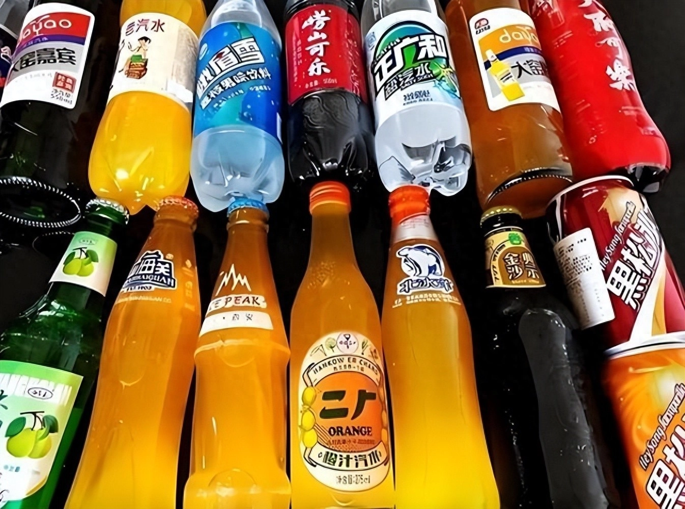“洋可乐”卖2元赚钱，国产汽水6块为何还亏本，到底谁在割韭菜？ - 万事屋
