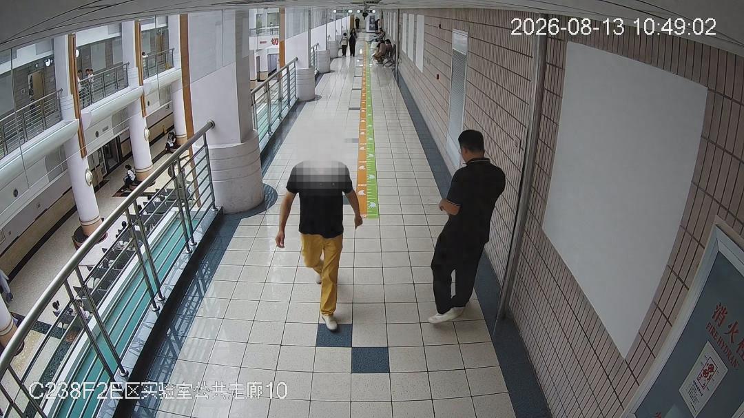 太可恶!男子随身携带小剪刀尾随就医儿童,剪断孩童吊坠挂绳实施偷盗,已被警方刑拘 - 万事屋