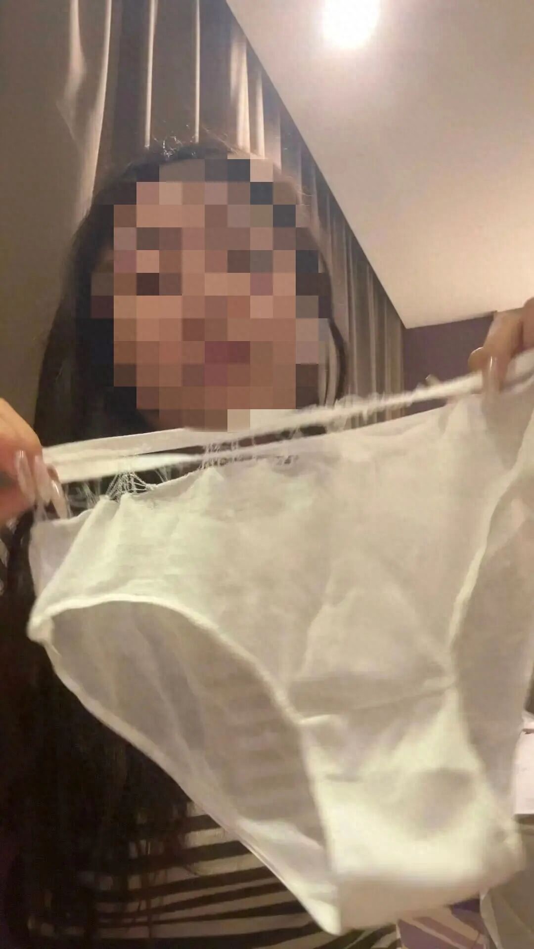 “脚下为什么有块白色的布?”,女子穿的一次性内裤掉得只剩一条松紧带…涉事品牌致歉 - 万事屋