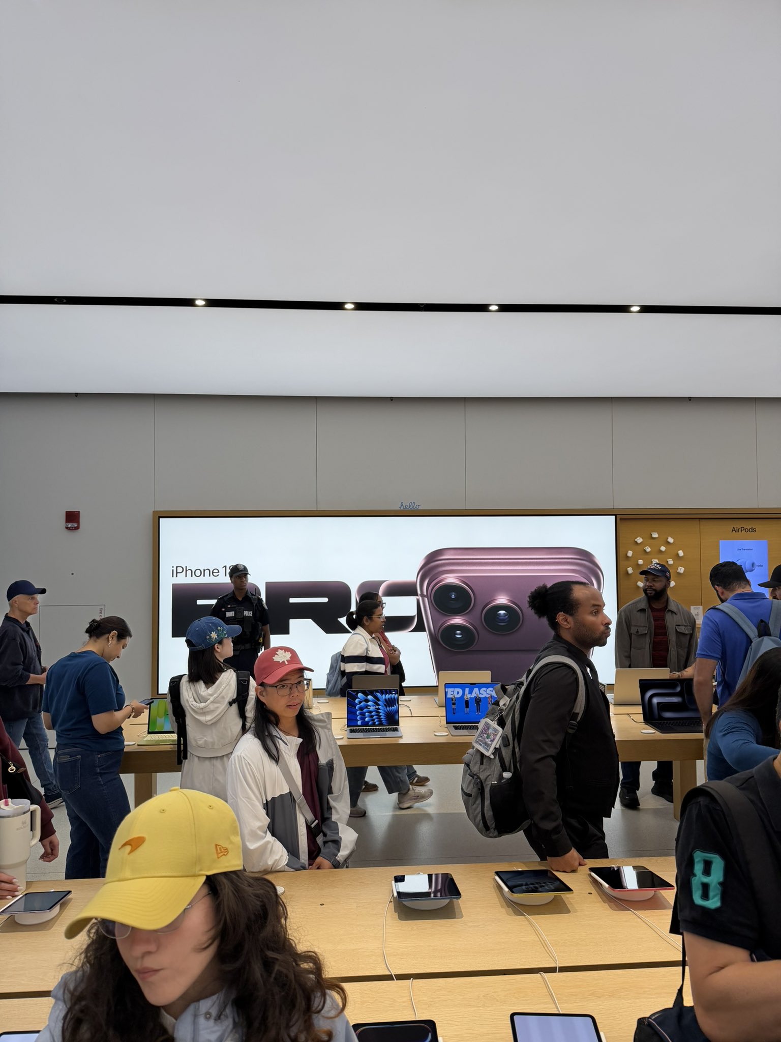 苹果在Apple Store各处隐藏微型“Hello”标识供顾客探索iPhone长焦镜头