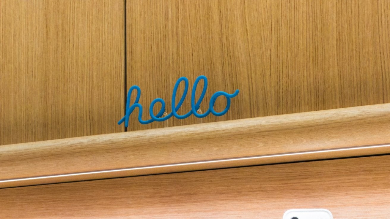 苹果在Apple Store各处隐藏微型“Hello”标识供顾客探索iPhone长焦镜头