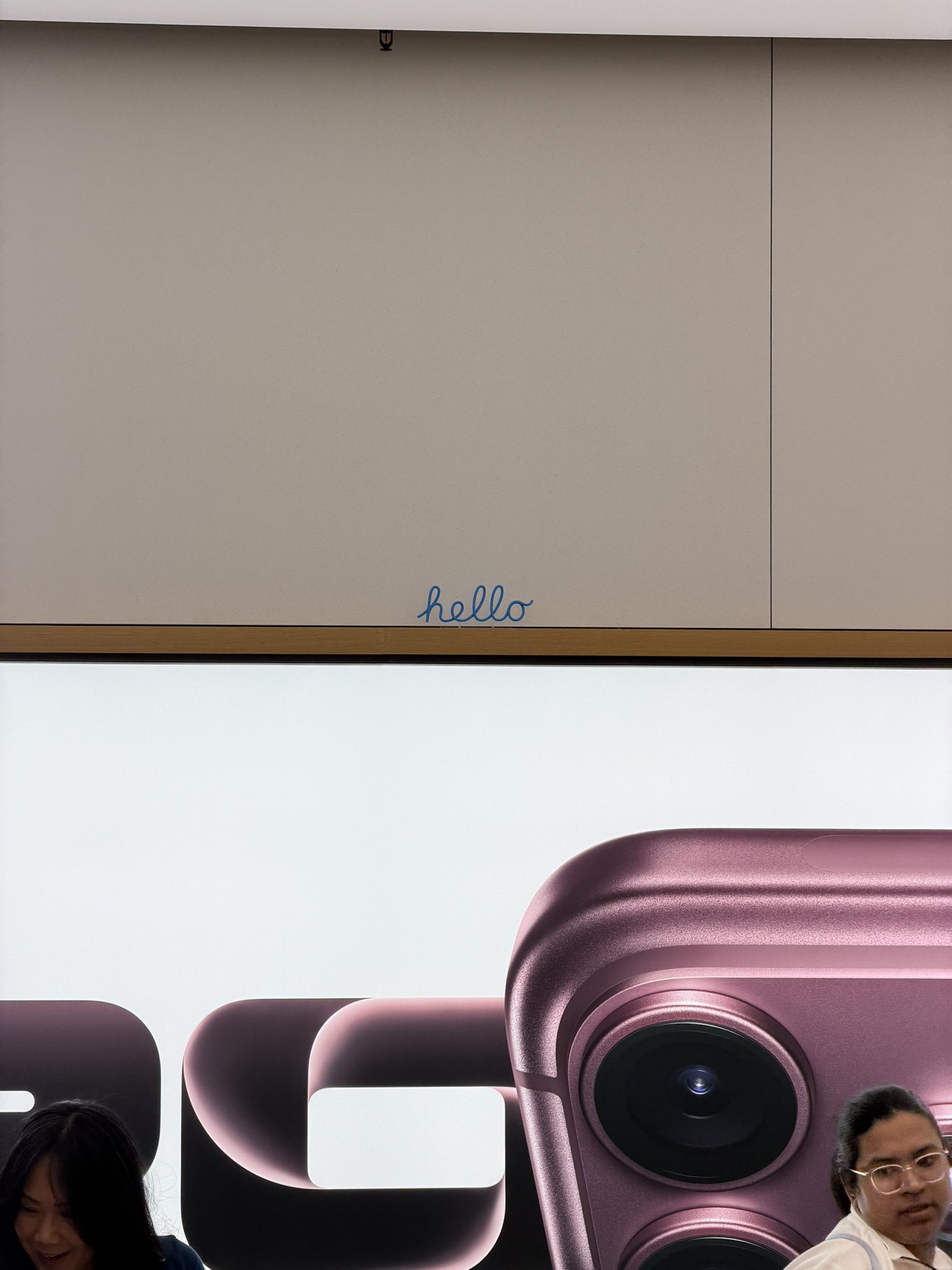 苹果在Apple Store各处隐藏微型“Hello”标识供顾客探索iPhone长焦镜头