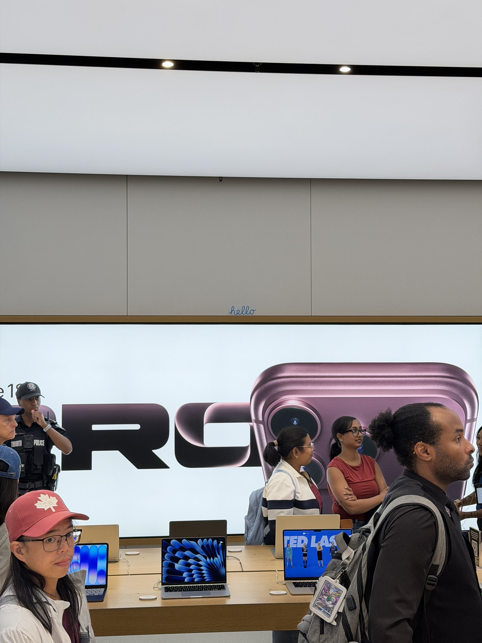 苹果在Apple Store各处隐藏微型“Hello”标识供顾客探索iPhone长焦镜头