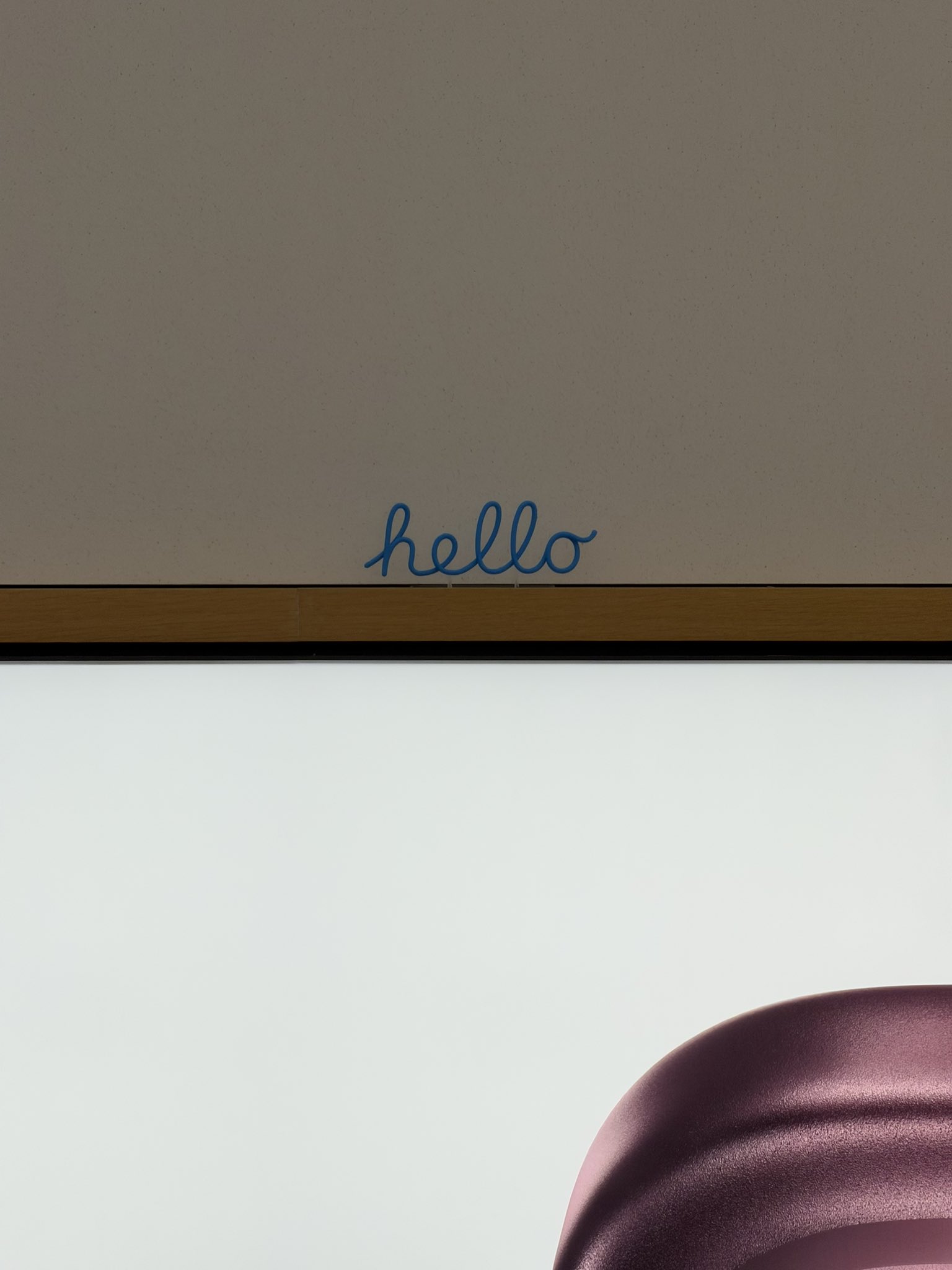 苹果在Apple Store各处隐藏微型“Hello”标识供顾客探索iPhone长焦镜头