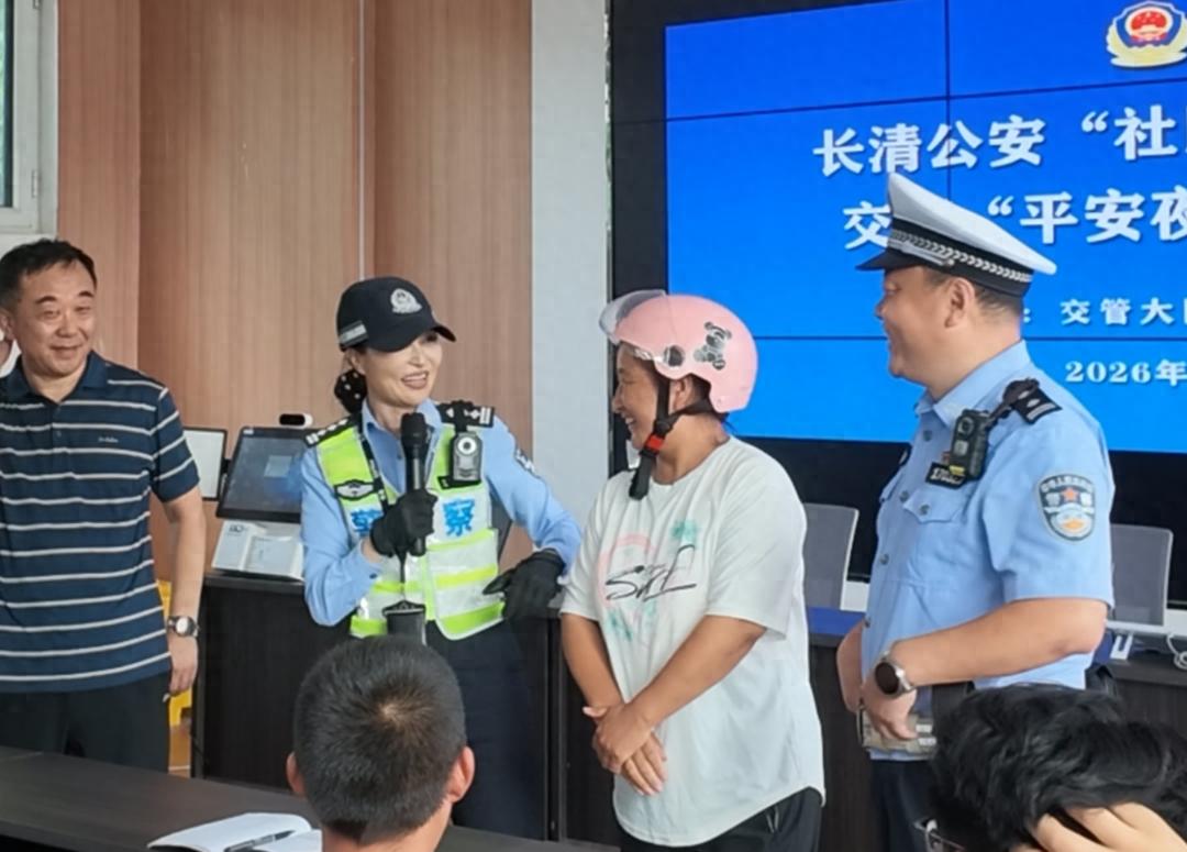 “你这就是把人逼上死路了”,济南网红女交警回怼超载司机并扣15分:核载31吨硬拉123吨,“你就没给别人留活路,让我怎么跟你讲人情味” - 万事屋
