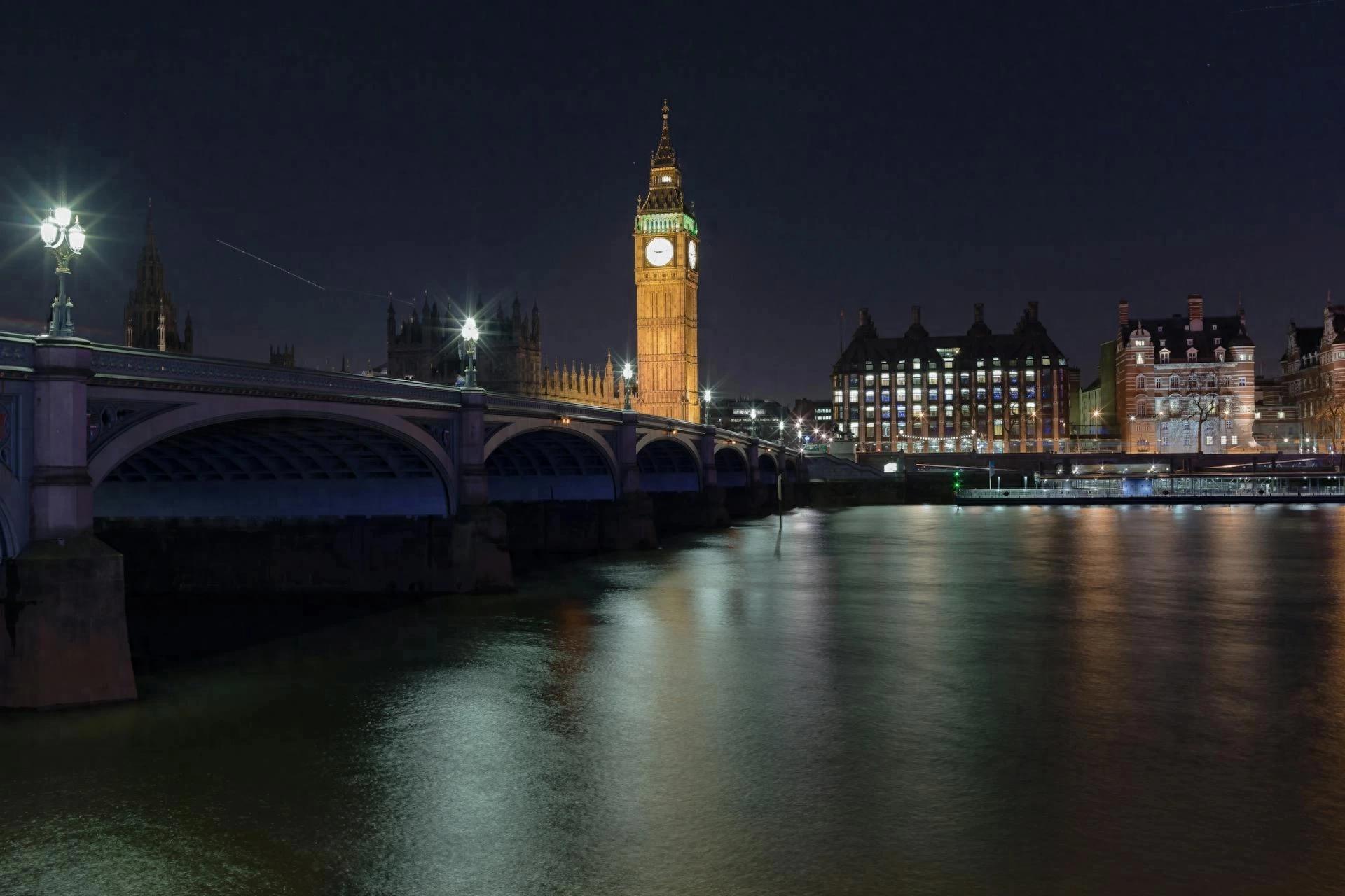 英国政府发布公共部门AI采购与使用准则 要求优先选用满足最低需求的最弱模型 - 万事屋