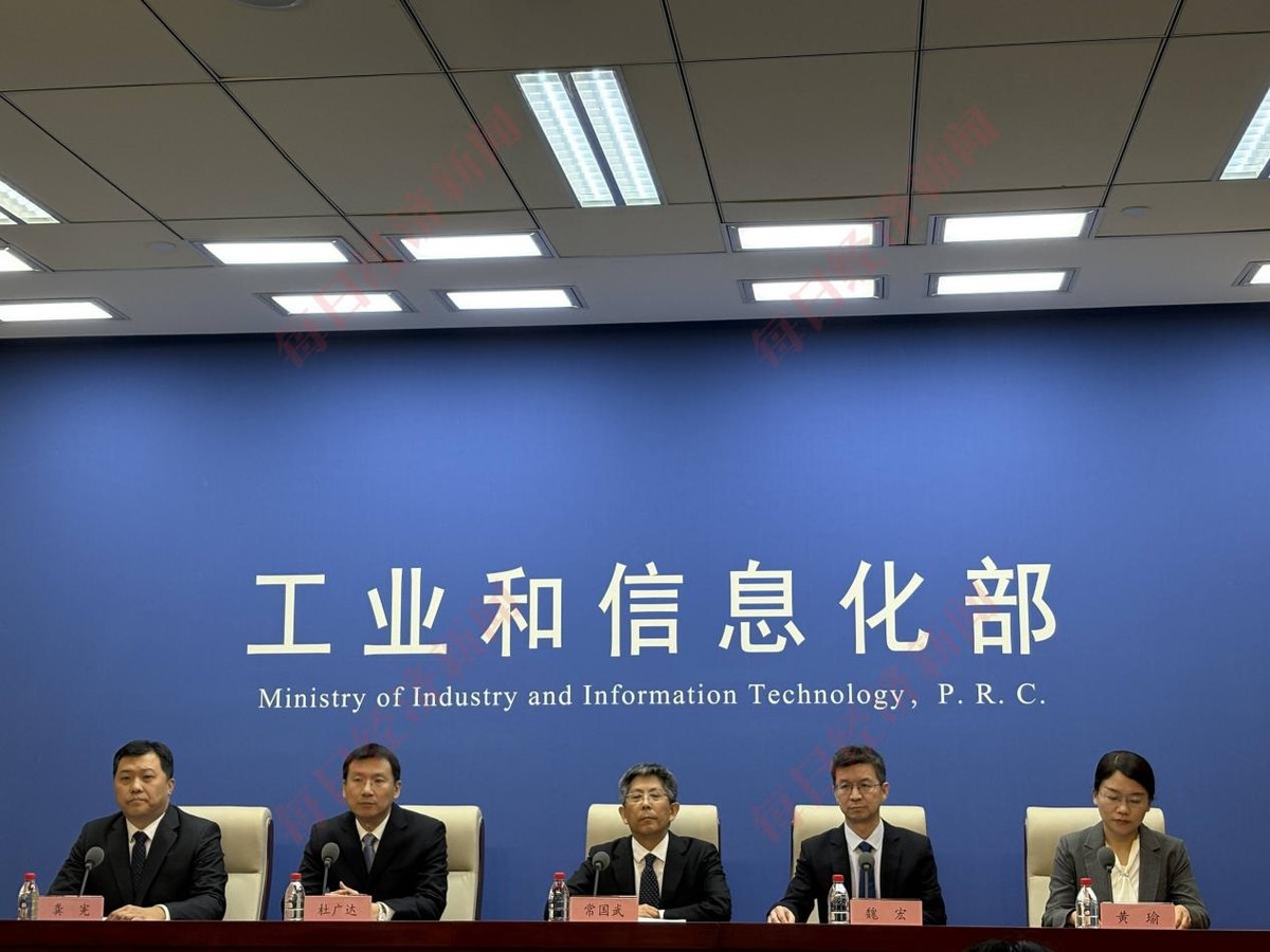 四部门叫停行车平躺,大屏沙发不是真科技,千万别拿命替车企买单