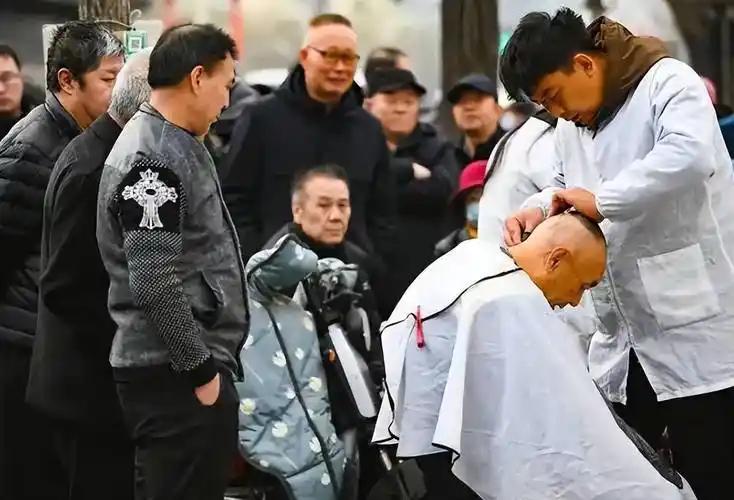 全国理发店陷入倒闭潮,不是因为没客人,而是自己把自己给搞垮了