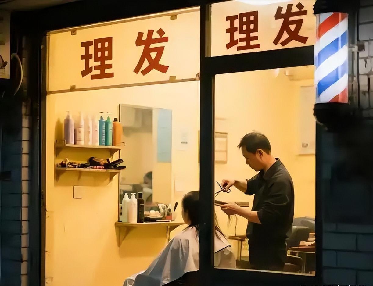 全国理发店陷入倒闭潮,不是因为没客人,而是自己把自己给搞垮了