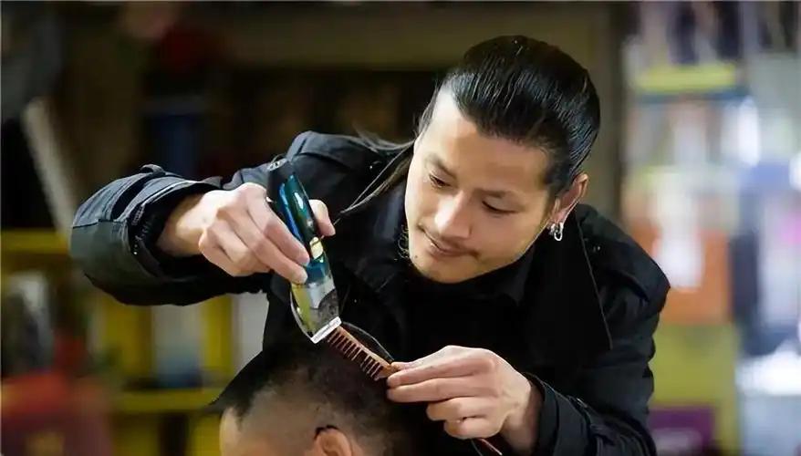 全国理发店陷入倒闭潮,不是因为没客人,而是自己把自己给搞垮了