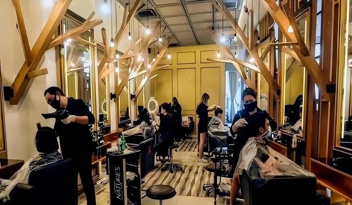 全国理发店陷入倒闭潮,不是因为没客人,而是自己把自己给搞垮了