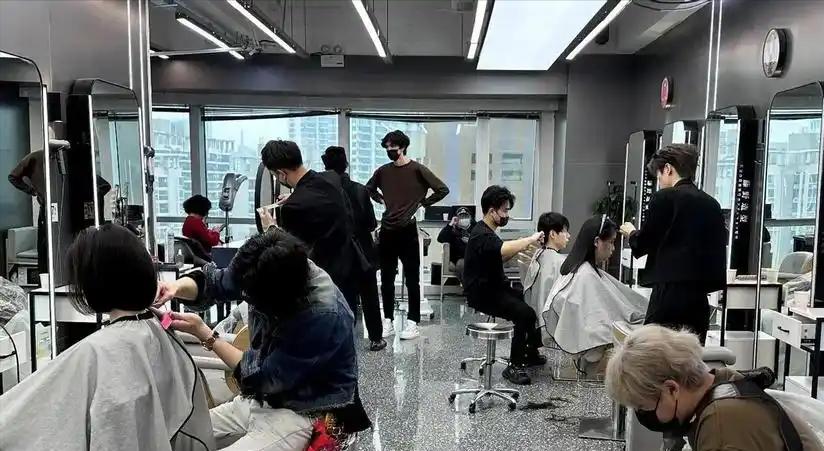 全国理发店陷入倒闭潮,不是因为没客人,而是自己把自己给搞垮了
