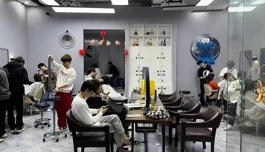 全国理发店陷入倒闭潮,不是因为没客人,而是自己把自己给搞垮了