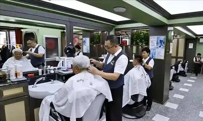 全国理发店陷入倒闭潮,不是因为没客人,而是自己把自己给搞垮了