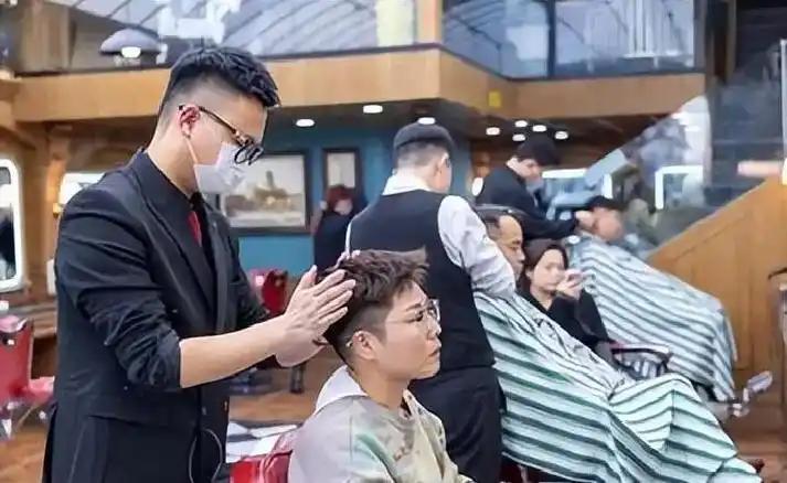 全国理发店陷入倒闭潮,不是因为没客人,而是自己把自己给搞垮了