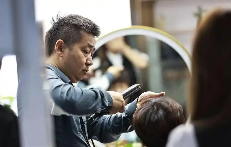 全国理发店陷入倒闭潮,不是因为没客人,而是自己把自己给搞垮了