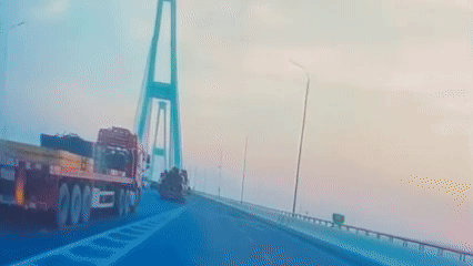 上海徐浦大桥1死2伤事故:行车记录仪多角度还原事发瞬间,白色小客车疑多次未打转向灯变道,警情通报再引热议